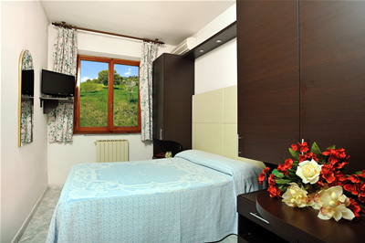 http://www.hotelmeridianaurbino.com/immagini/foto_hotel_ristorante/camera_singola.jpg