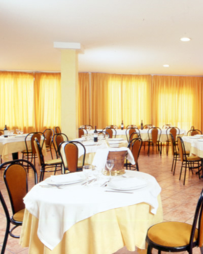 http://www.hotelmeridianaurbino.com/immagini/foto_hotel_ristorante/ristorante_foto2.jpg